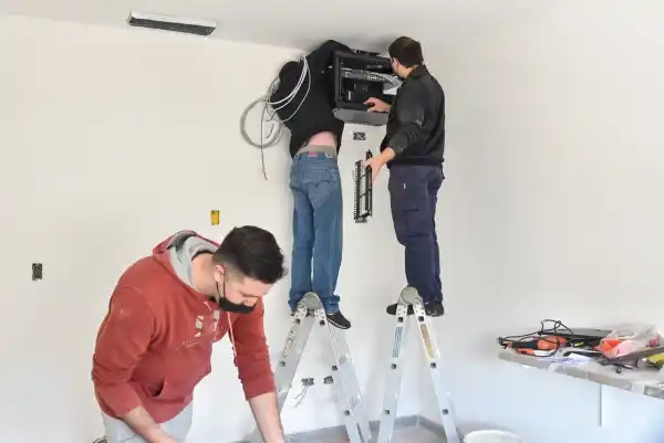 Instalación y conexión de cableado en la sala de internación pediátrica del Hospital Municipal