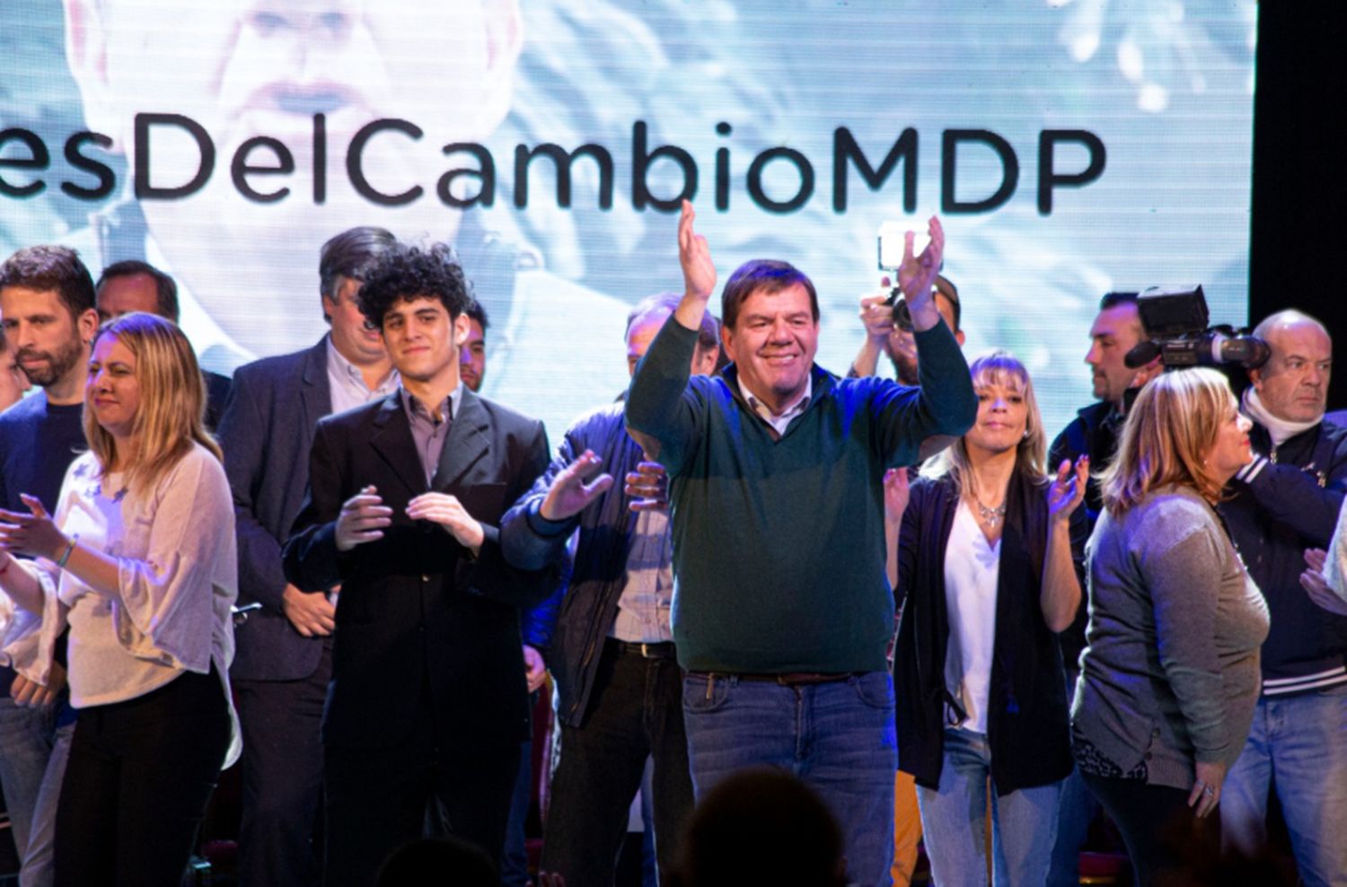 Montenegro cerró su campaña arengando a la multitud a "defender el cambio" en la ciudad