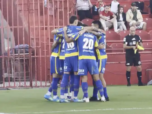 Central golpeó de arranque ante Huracán en Parque Patricios: gana 1 a 0 con gol de Copetti