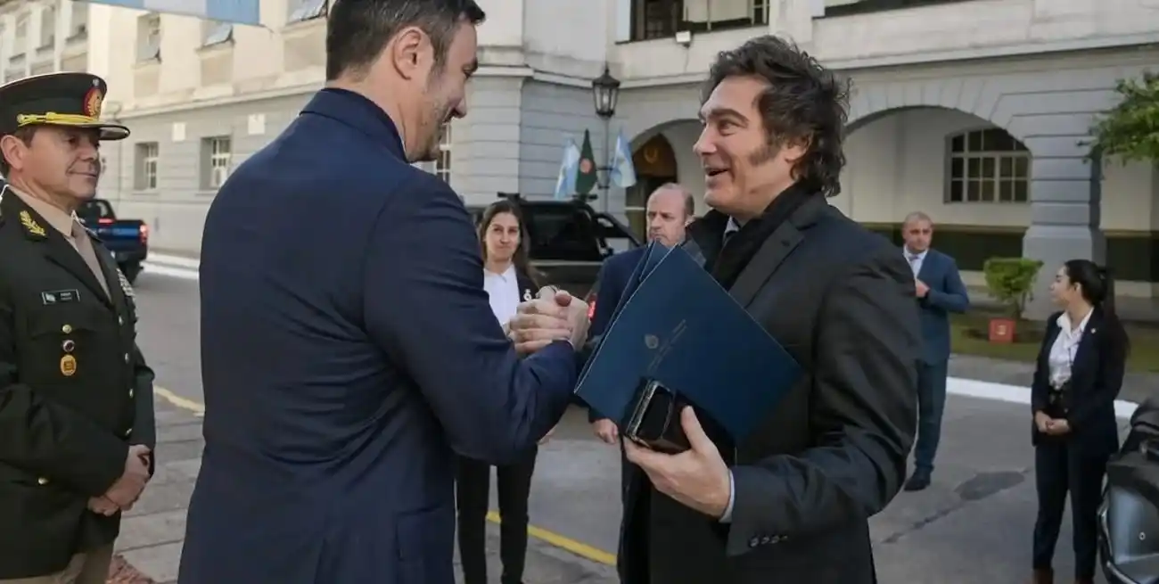 El presidente Javier Milei saluda al ministro de Defensa de la Nación durante su gestión, Luis Petri. El presidente Javier Milei saluda al ministro de Defensa de la Nación durante su gestión, Luis Petri.