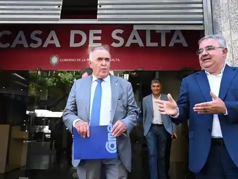 Los gobernadores Osvaldo Jaldo y Raúl Jalil, tras la reunión con Santilli.