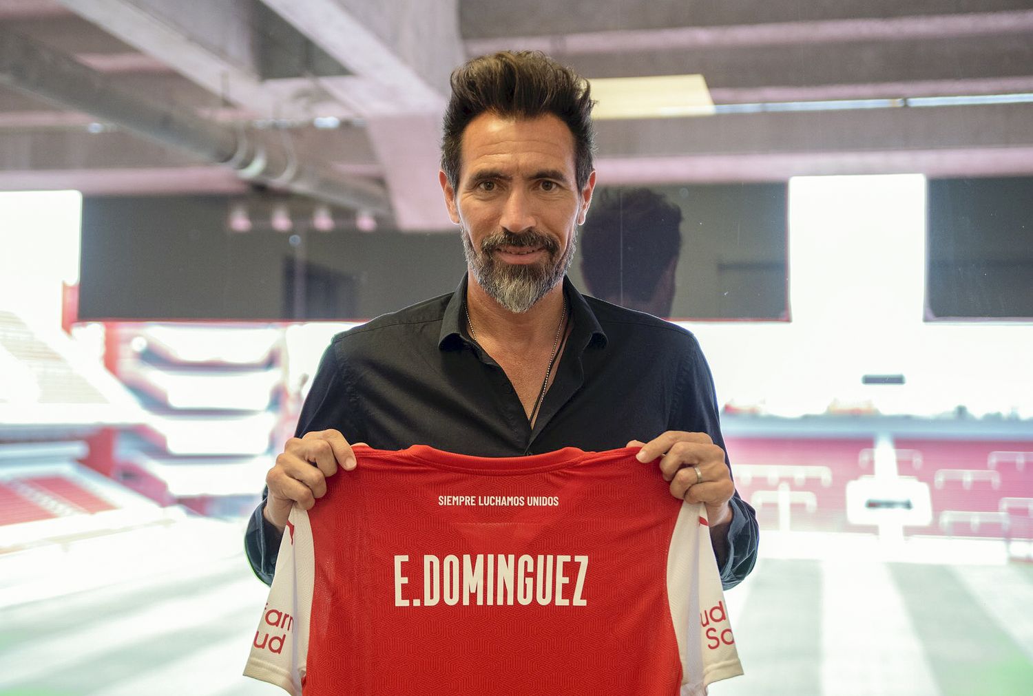 Domínguez firmó y posó con la camiseta de Independiente