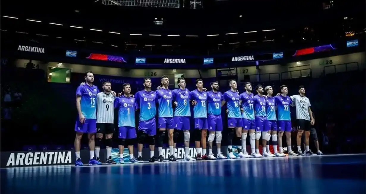 Además de la clasificación, los dirigidos por Marcelo Méndez consiguieron también el pasaje a los cuartos de final de la VNL. Crédito: FeVA