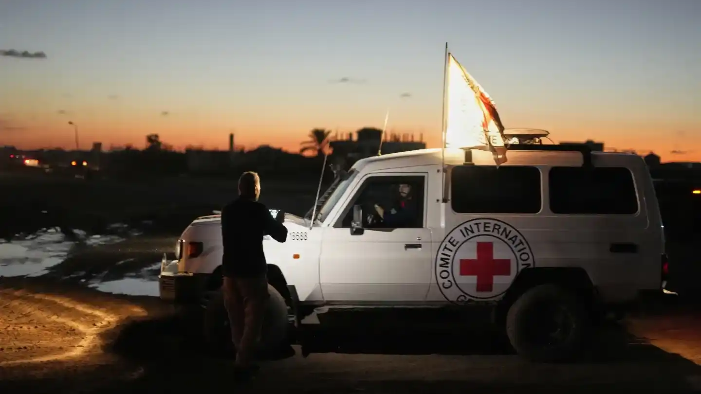 La entrega fue realizada por militantes palestinos a la Cruz Roja. (Foto: AP)