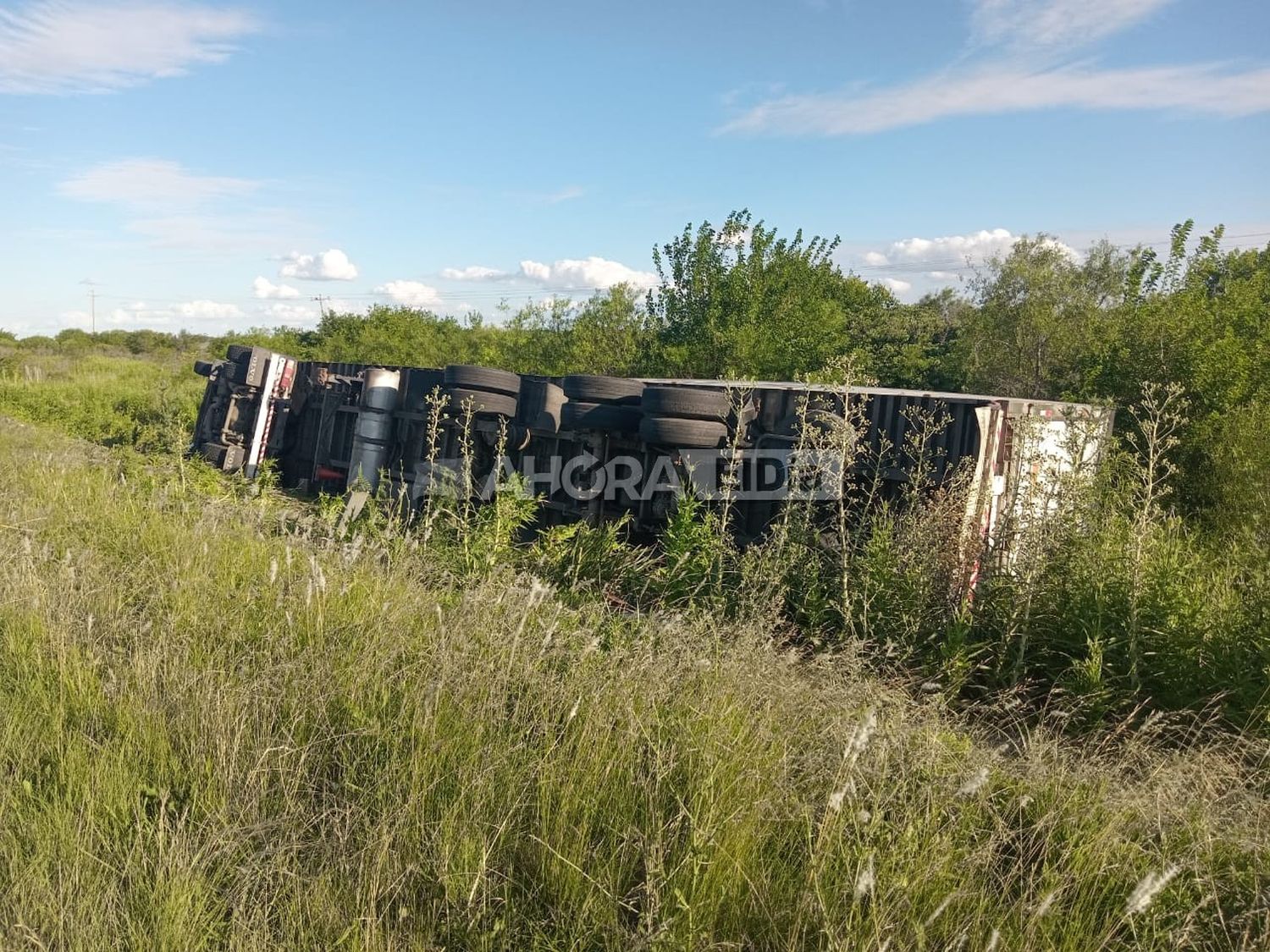 Accidente en Ruta 136: volcó un camión cargado con sustancias peligrosas