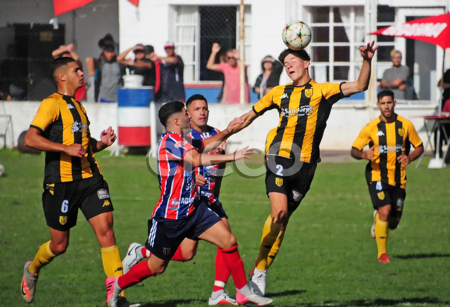 Verón (Santamarina) se ancicipa a Fernández (Ferro). Los siguen de cerca Pinto, Gutiérrez y Lucero.