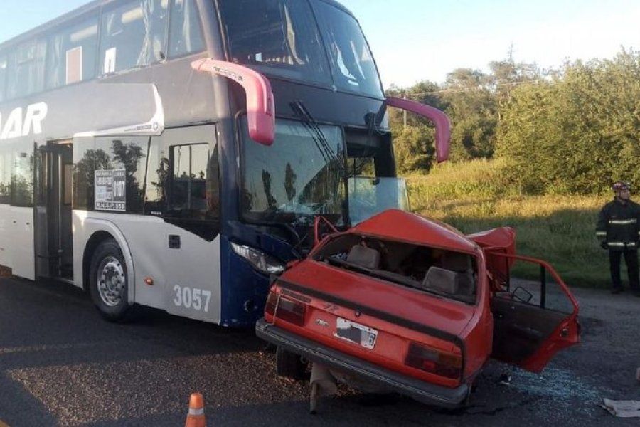 Córdoba: un choque frontal entre un colectivo y un auto dejó al menos dos muertos