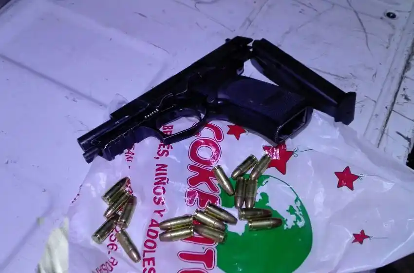 Arrestan a dos personas armadas en un supermercado