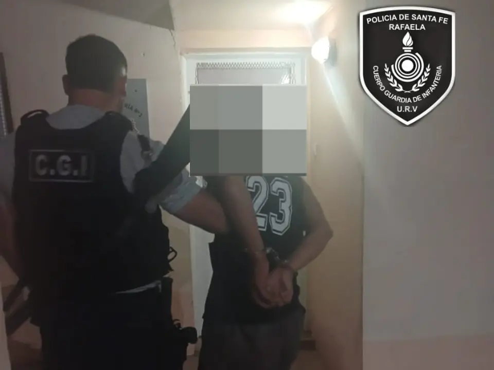Intentó agredir a la policía con un cuchillo y en su vivienda hallaron una moto robada