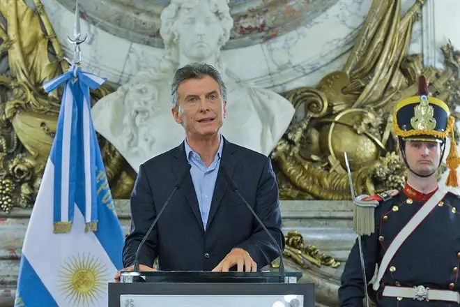 El gobierno pidió financiamiento al FMI