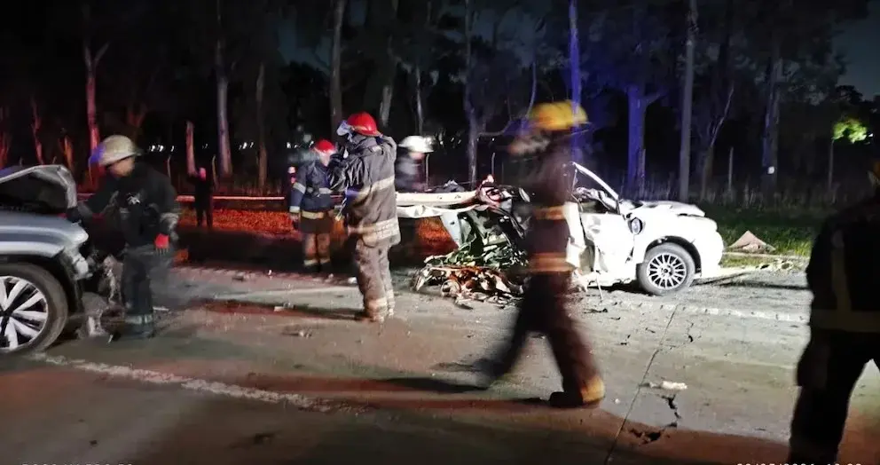 Cinco integrantes de una familia murieron tras ser embestidos por una Amarok sobre la Ruta Provincial 6, en San Vicente.