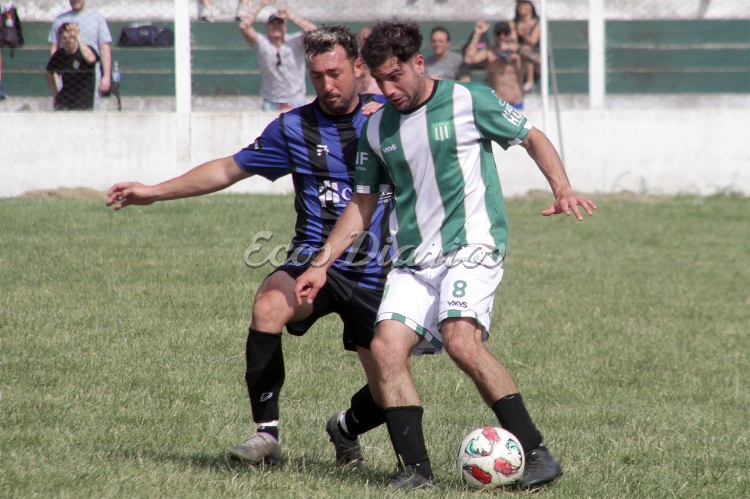 Tomás Sánchez domina la pelota ante la marca de Mateo Martínez