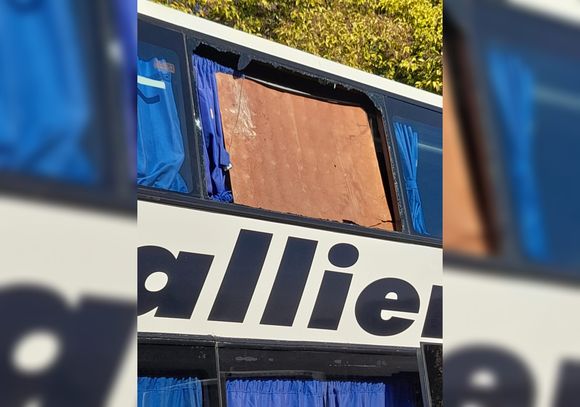 Chevallier respondió al reclamo por el viaje con un micro con la ventanilla rota
