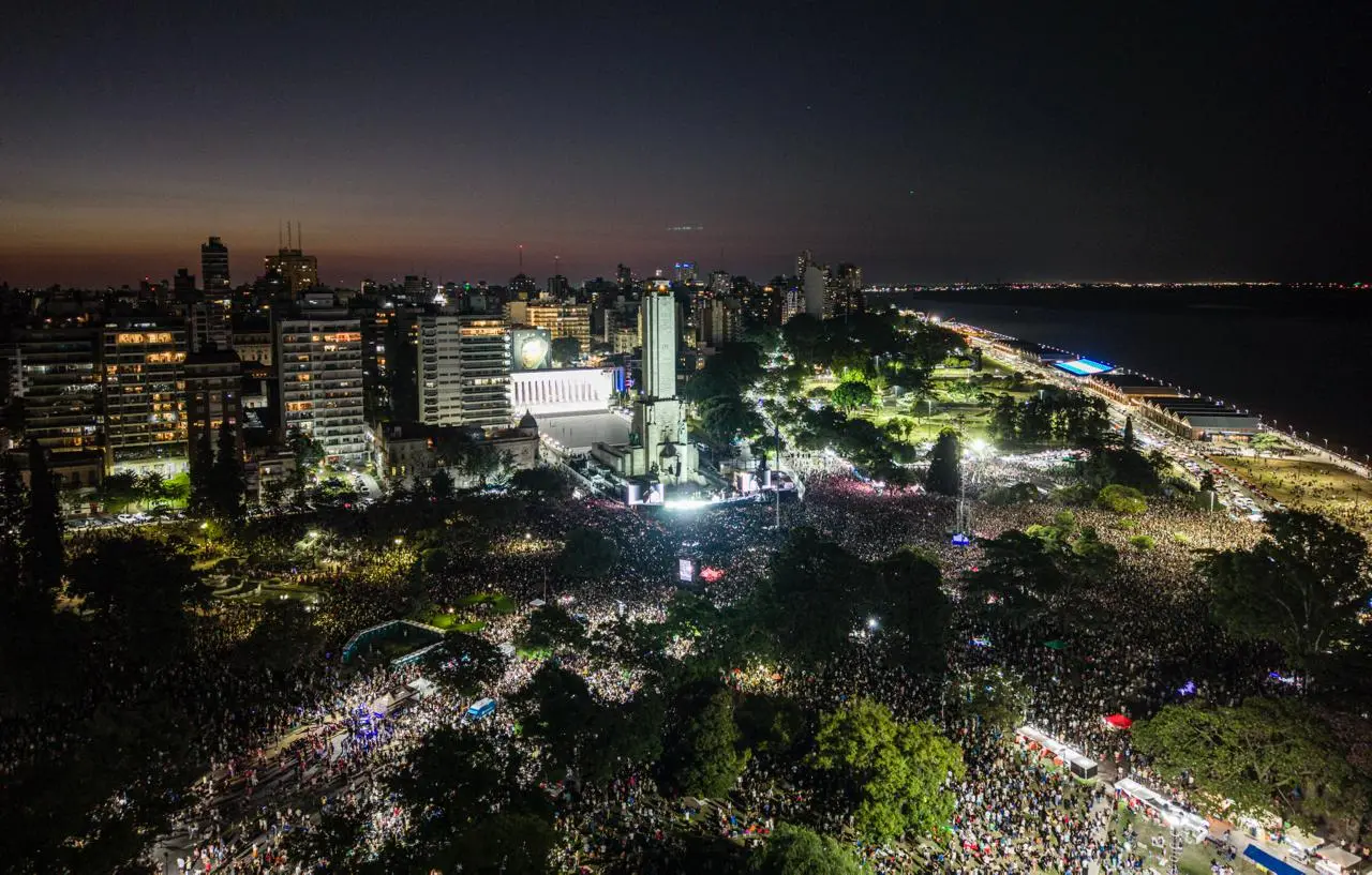 Fito en el Monumento.