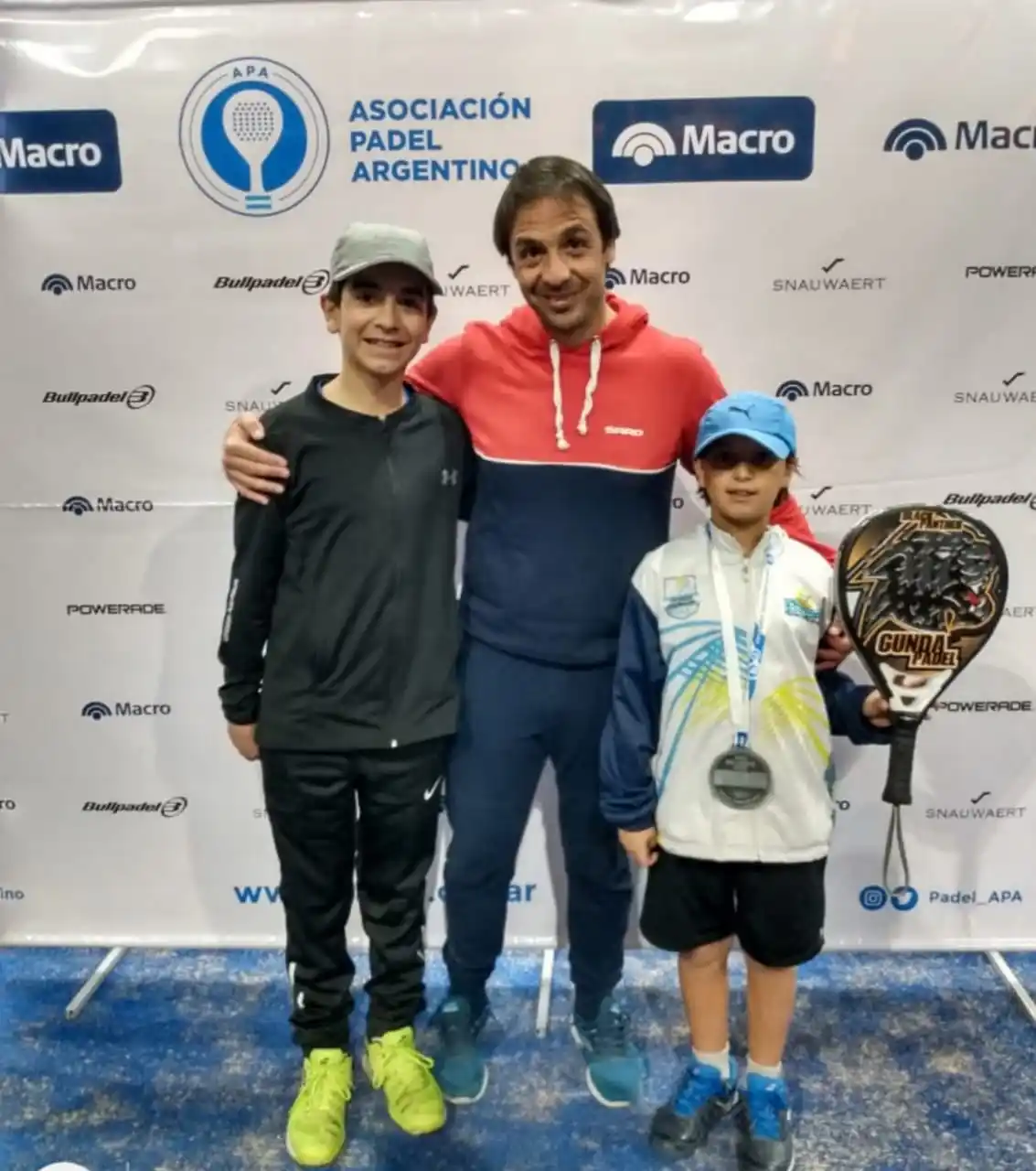 Merino, entre Luciano y Diego Bordón.