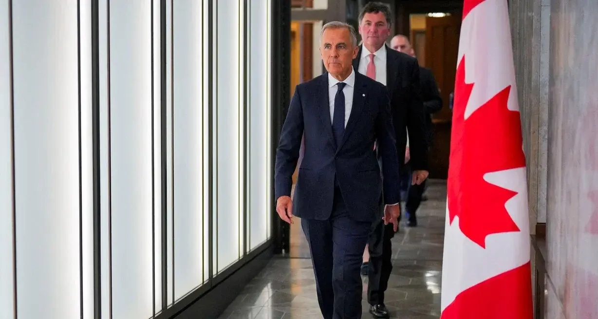 Canadá impone aranceles de represalia a productos estadounidenses, incluyendo acero y lácteos, mientras lanza un paquete de ayudas para sectores afectados por la guerra comercial con EE.UU.