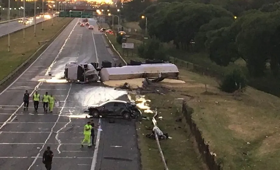 Manejaba borracho y chocó con un camión y una moto: dos muertos