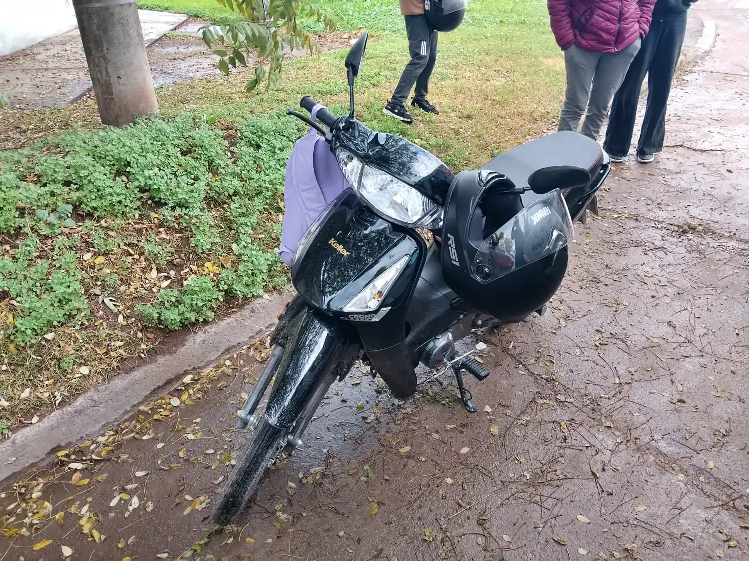La moto en la que se movilizaba la joven herida.