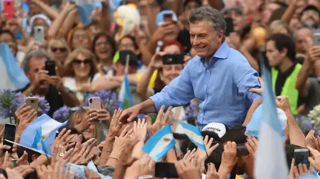 Una multitud con banderas argentinas despidió al presidente Mauricio Macri