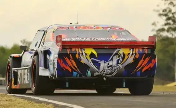 El auto de Christian Ledesma ya con la cola arreglada. (Foto: Sitio Oficial de Christian Ledesma)