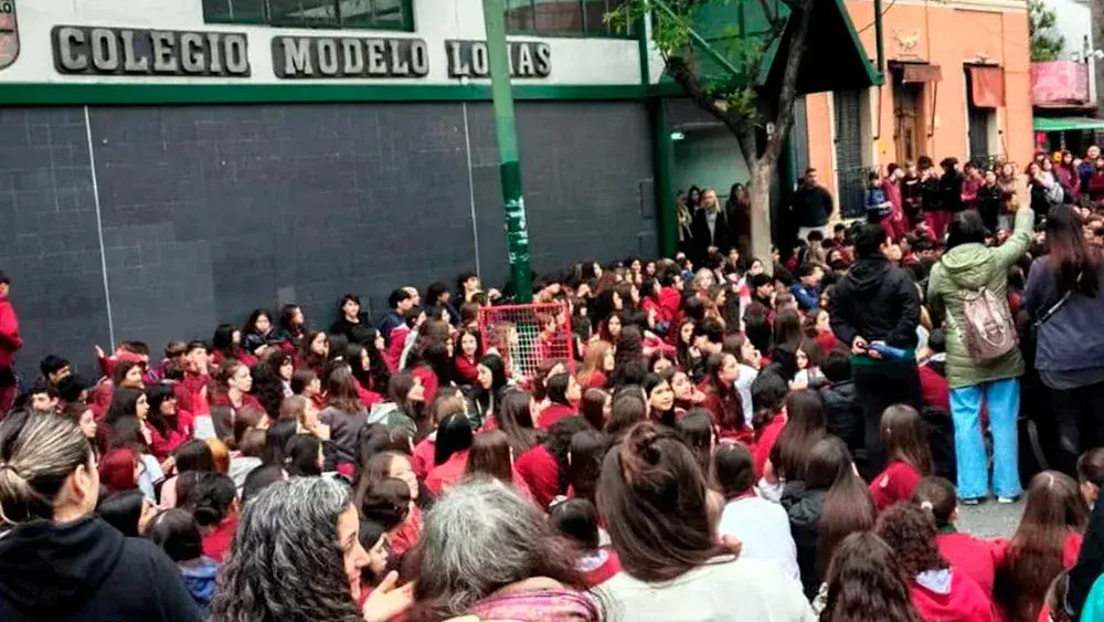 La protesta de alumnos y padres en Lomas de Zamora. (Imagen TV)