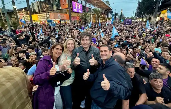 Milei lideró una caravana en Córdoba: Les pido que nos acompañen porque vamos en la dirección correcta”