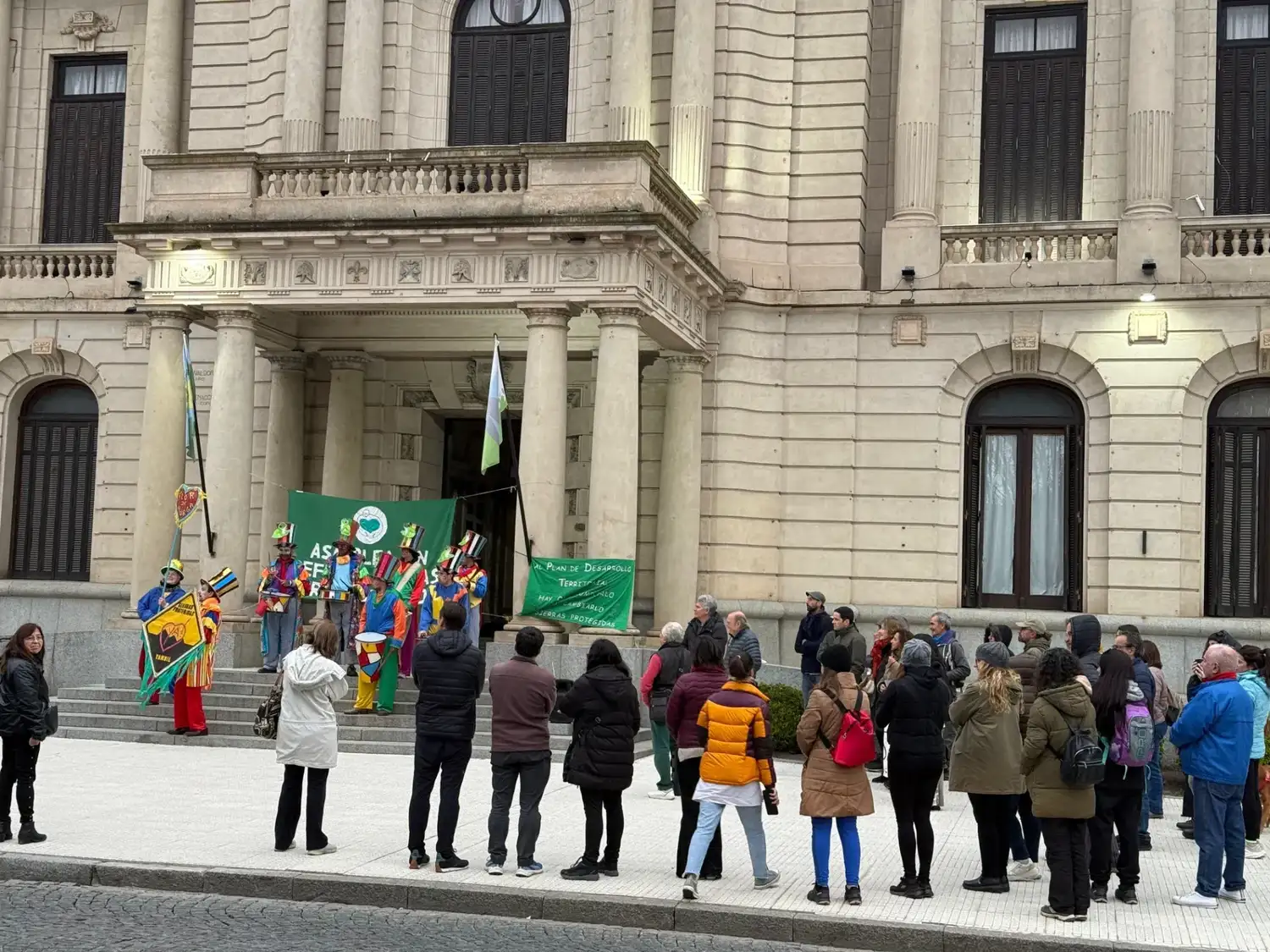 La Asamblea Ciudadana por la Preservación de las Sierras convocó a la movilización frente a la Municipalidad.