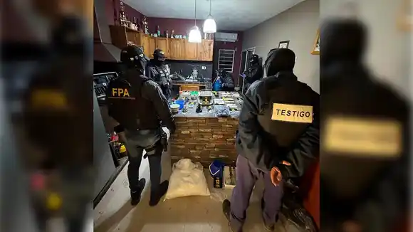 Desbaratan banda narco familiar en Córdoba: tres detenidos y más de 12 kilos de cocaína incautados