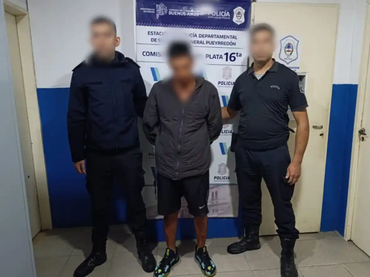 El hombre, de 30 años, fue rápidamente reducido y subido al patrullero para resguardar su integridad, ya que varios vecinos intentaron increparlo e incluso agredirlo en medio de la indignación generalizada.