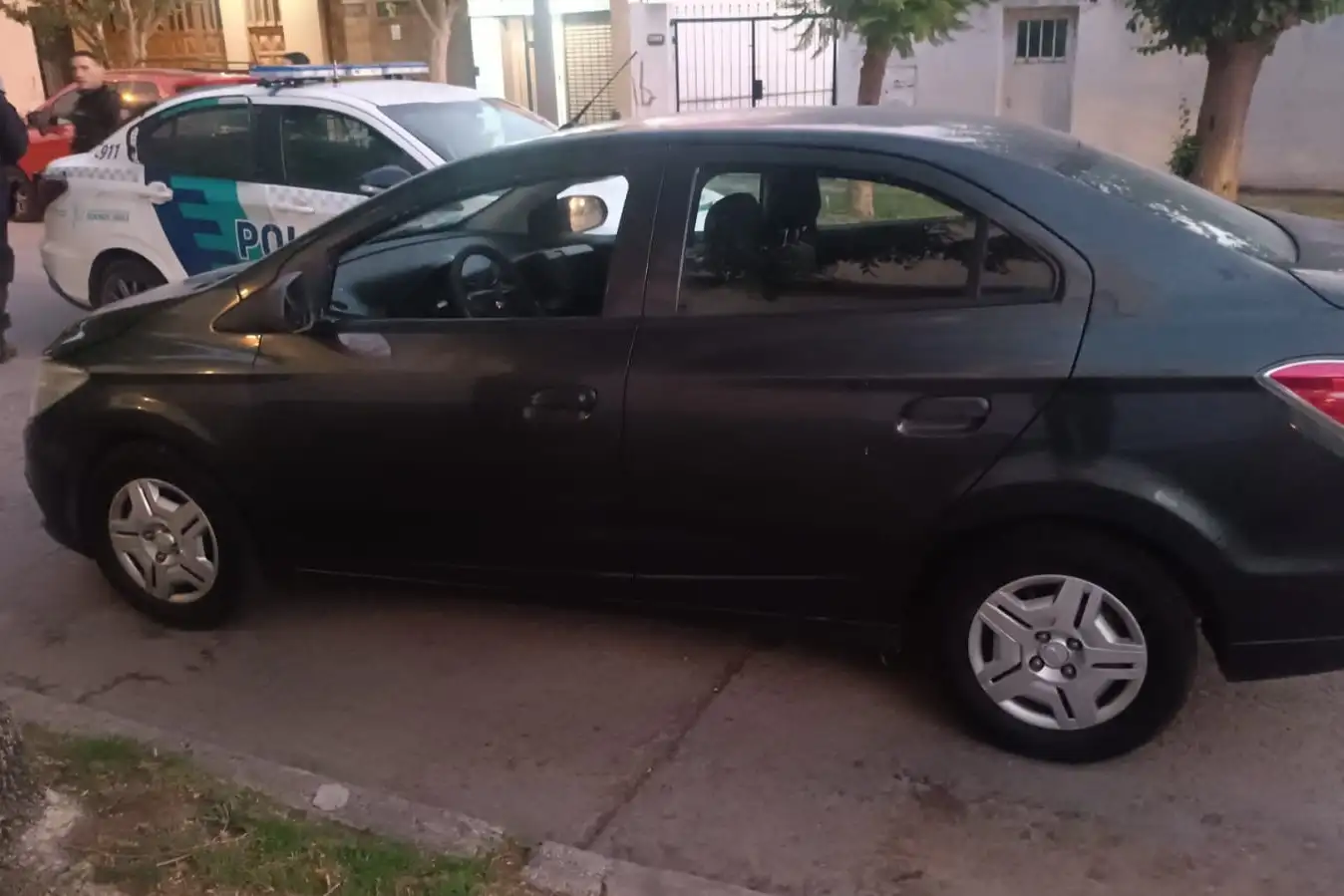 El auto presentaba el vidrio de la puerta delantera dañado.