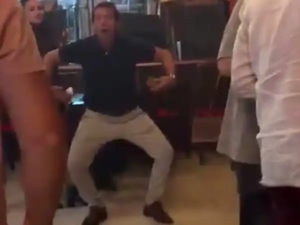 Nuevo escándalo: se viralizó un video del padre de Agostina Páez imitando gestos racistas