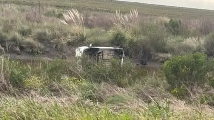 Despiste en la Ruta 98: una camioneta terminó en un canal de agua con dos ocupantes
