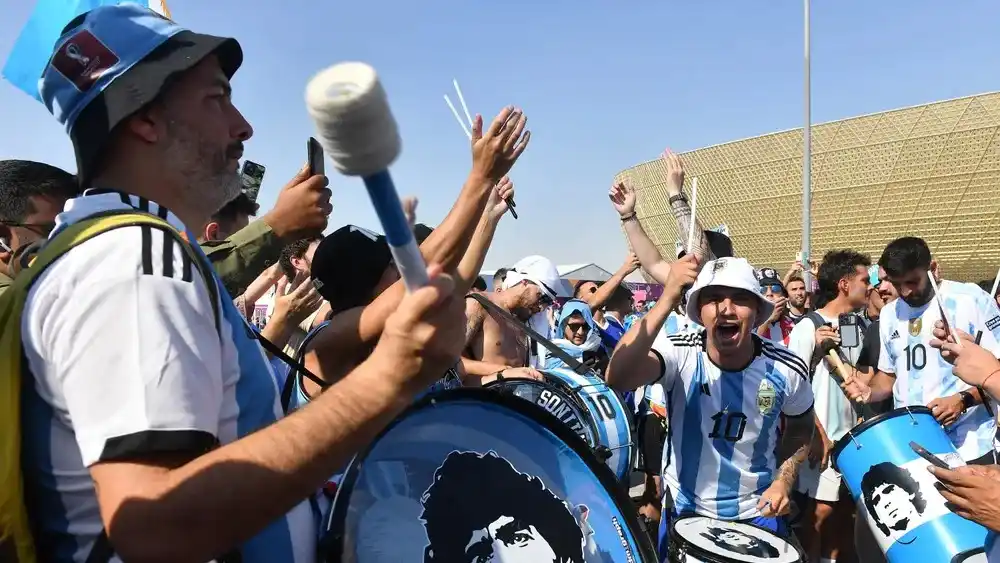 Mundial de fútbol: los argentinos son los que hacen reservas más largas