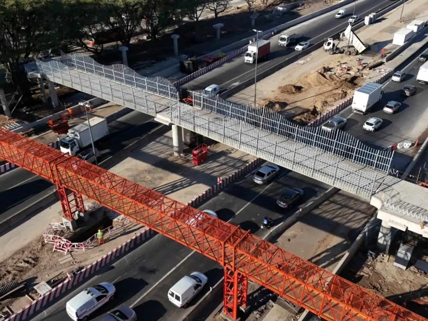 Corte total en la autopista Dellepiane por el montaje de una nueva pasarela peatonal