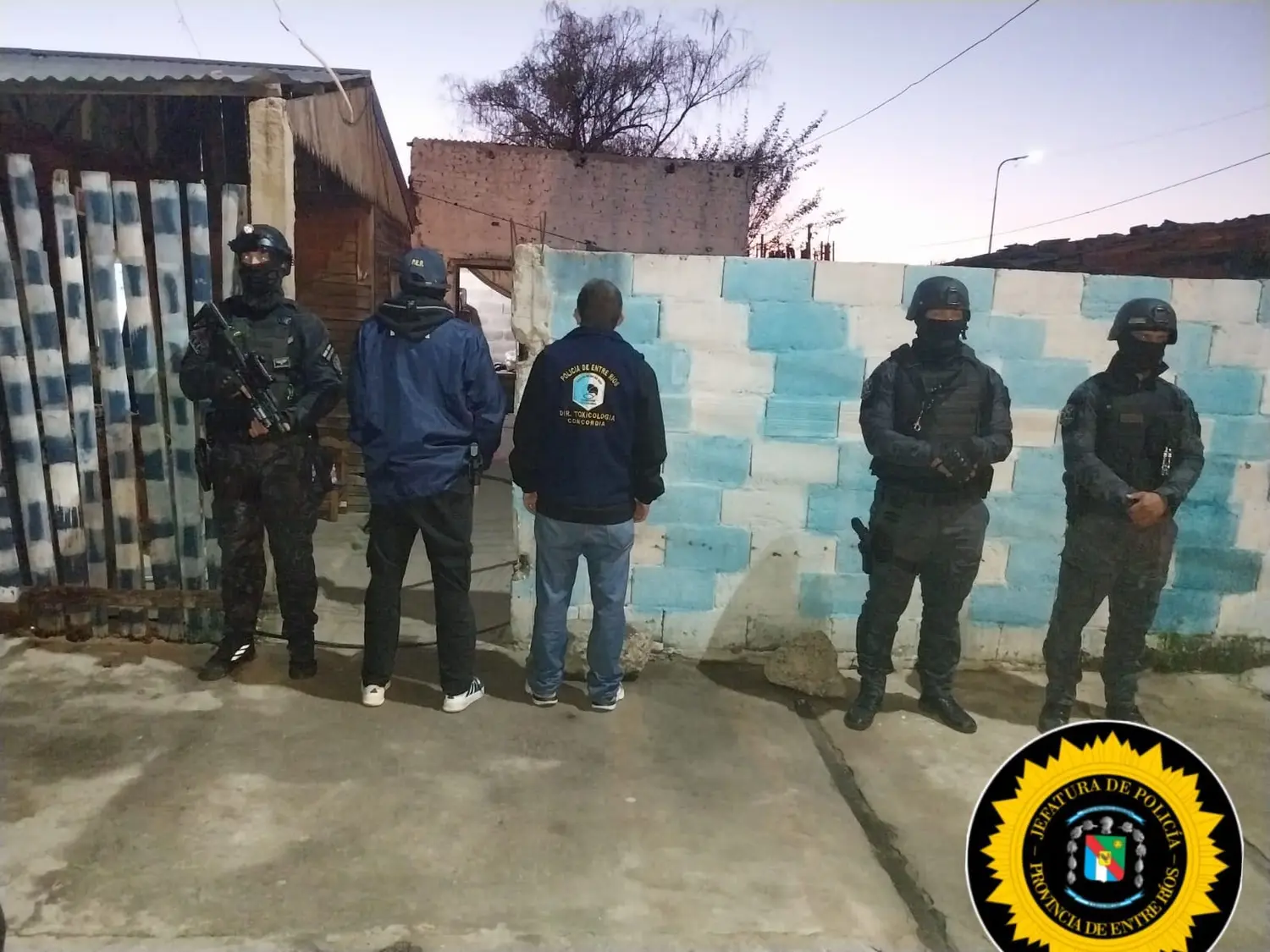 Secuestro de estupefacientes, dinero y tres personas detenidas