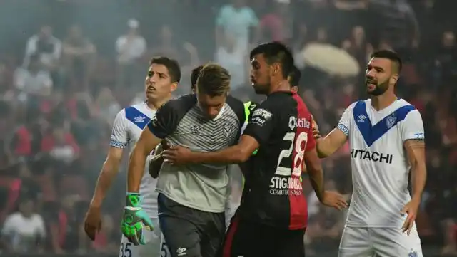 Colón y Vélez solo jugaron 22 minutos por incidentes en la tribuna