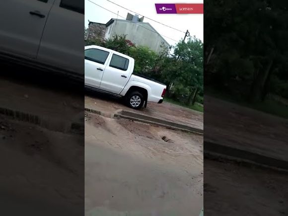 Temporal de lluvia: tuvo que hacer “una zanja” con su camioneta para que corra el agua