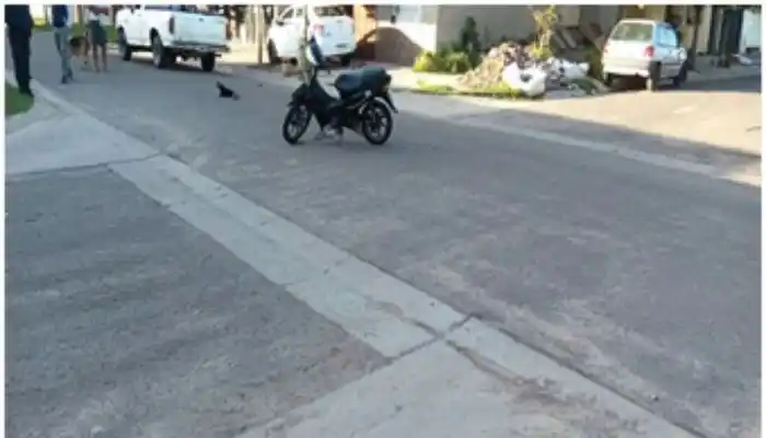 Un motociclista lesionado en un accidente