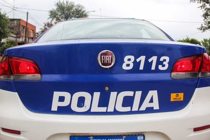 Chocaron dos motos: iban tres personas en un vehículo