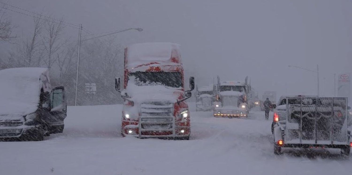 Alerta máxima y vuelos cancelados: una histórica tormenta tiene en vilo a Estados Unidos