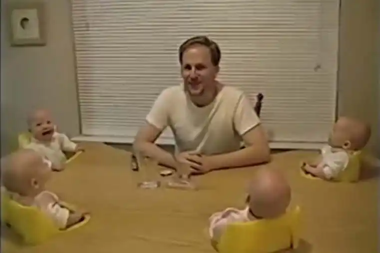 Espectacular video: Cuatrillizos se ríen sin parar junto a su padre