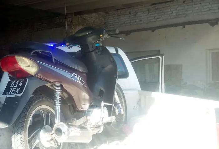 Embistió a un hombre que lo amenazó con un arma
