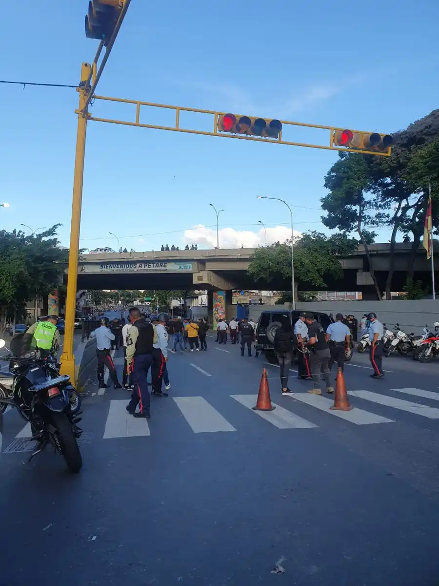 LANZAN GRANADA en plena avenida Francisco de Miranda (+Detalles)