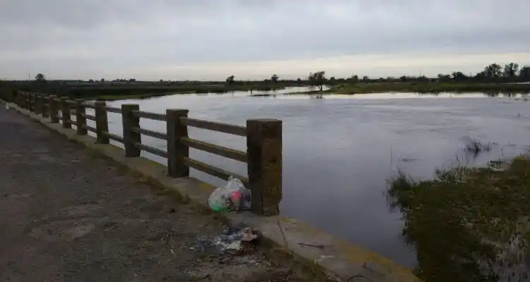 Intensa búsqueda de un menor de edad y su padre desaparecidos en las aguas del arroyo El Tala