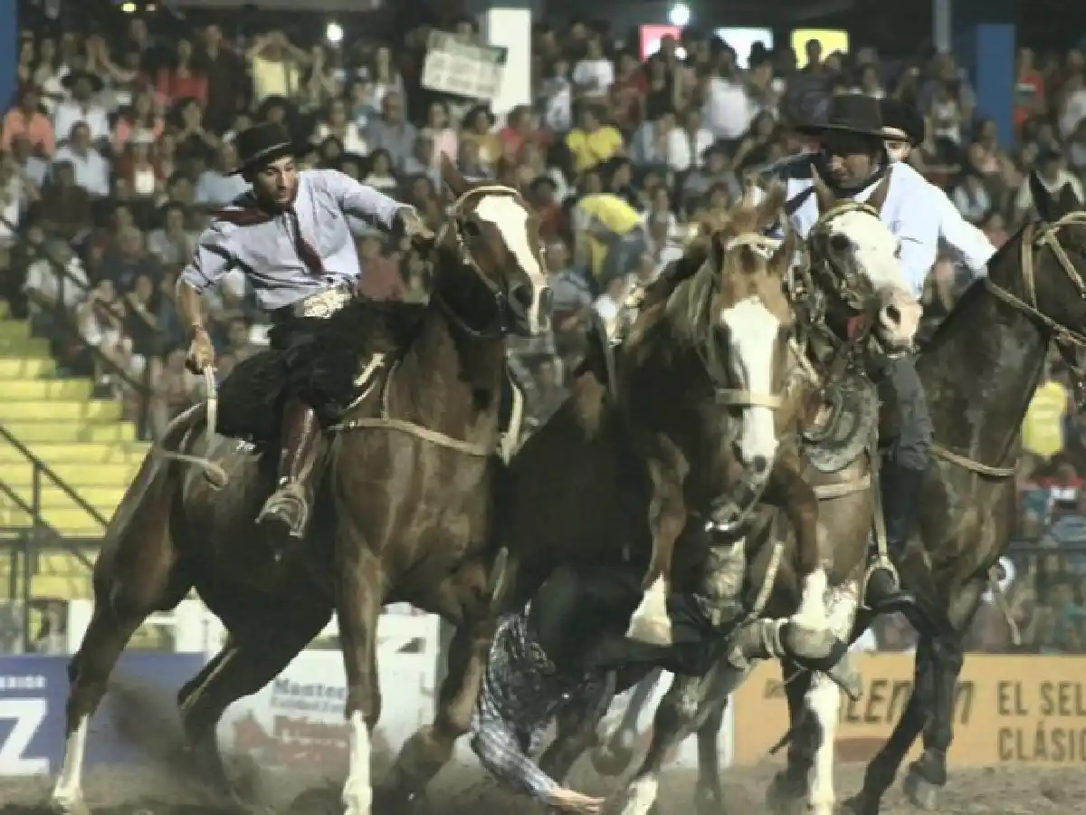 Jesús María: un jinete está grave y crece la polémica