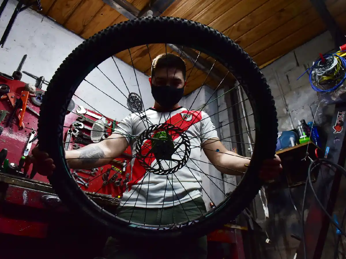 El dólar y las trabas para la importación frenan la venta de bicicletas