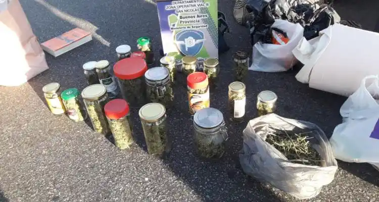 Liberaron a la mujer que viajaba por la ruta 9 con veinte frascos y una bolsa de marihuana y la interceptó Policía Vial