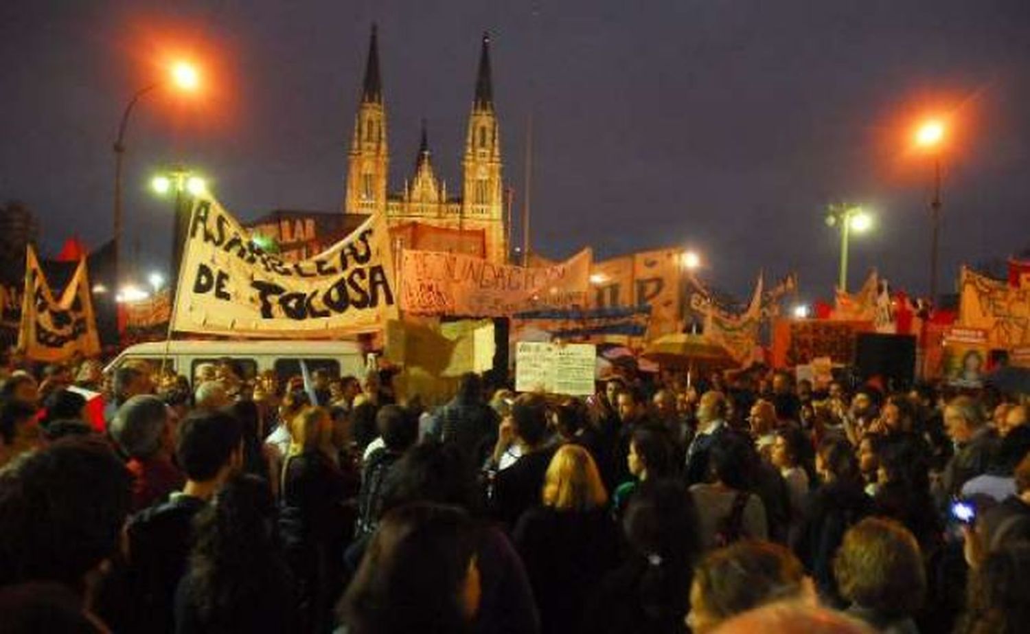 Inundación de La Plata: Junto a Bruera, familiares de víctimas realizaron actividades y marcharon a Casa de Gobierno