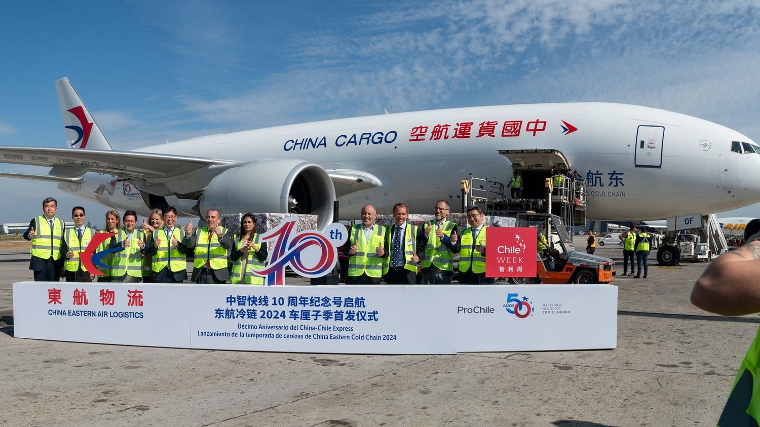 China Cargo Airlines cumple diez años en Chile transportando productos como cerezas y salmón