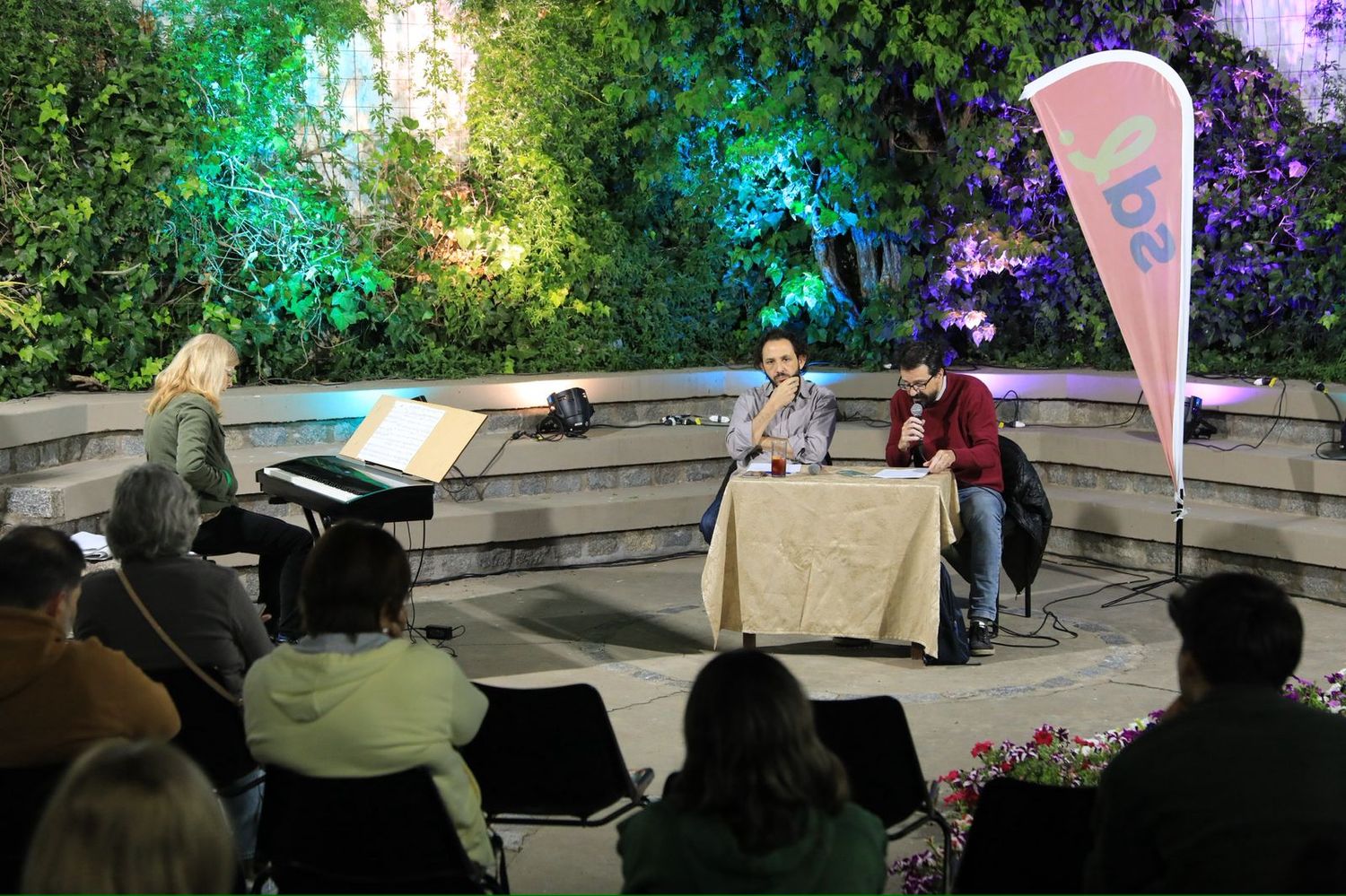 Finalmente, en el Patio del Museo Histórico Municipal, se desarrolló el encuentro “Significantes de la época”, a cargo de Santiago Alassia y Mariano Cordera